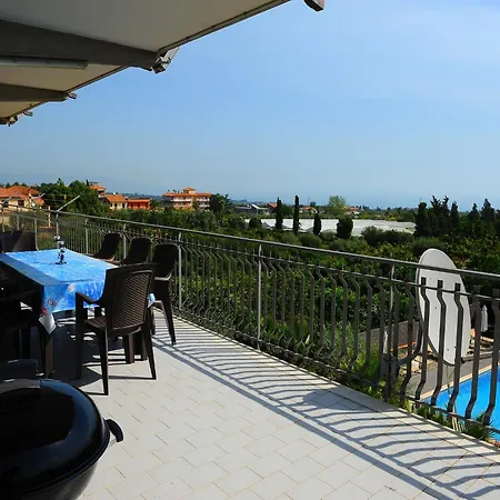 With Air Conditioning And Salt Pool Apartment